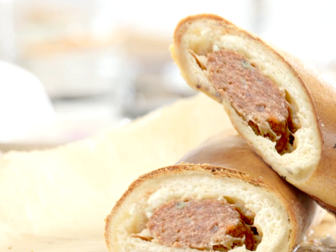 Worstenbroodjes met brooddeeg
