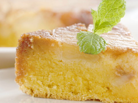 Appelcake met karamel en polenta