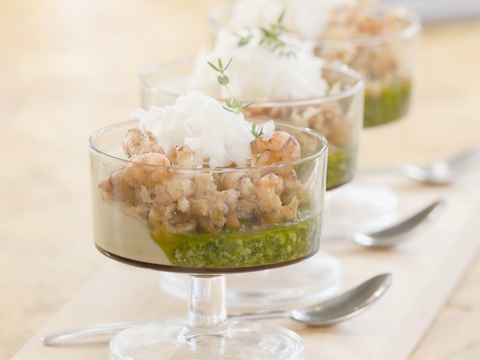 Bloemkoolmousse met garnalen en pesto in glas