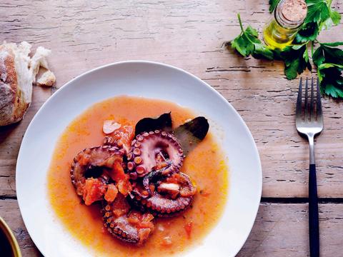 Inktvis in pittige tomatensaus