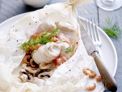 Tongrolletjes in papillot met garnaaltjes.