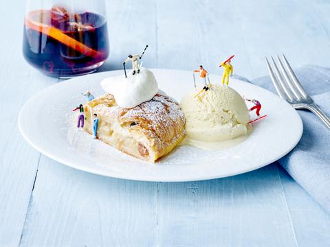 Appelstrudel met vanille-ijs