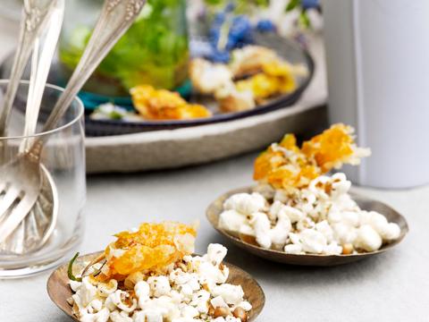Spicy popcorn met tempura van eetbare bloemen