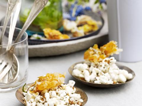 Spicy popcorn met tempura van eetbare bloemen