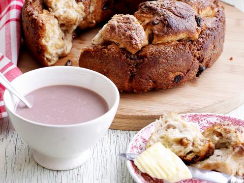 Krans van rozijnenbroodjes met suikerlaagje