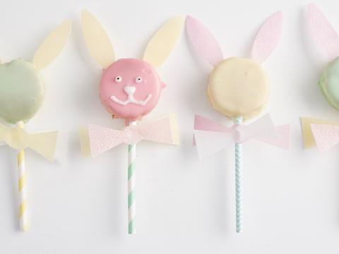 Paashaasjes op een stokje