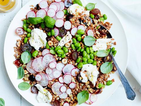 Granensalade met radijzen, tuinbonen en buffelmozzarella