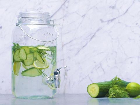 Infused water met limoen, komkommer en dille