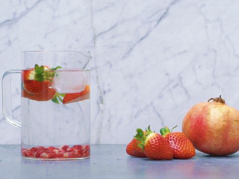 Infused water met aardbeien en granaatappel