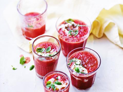 Gazpacho van watermeloen met ricotta en basilicum