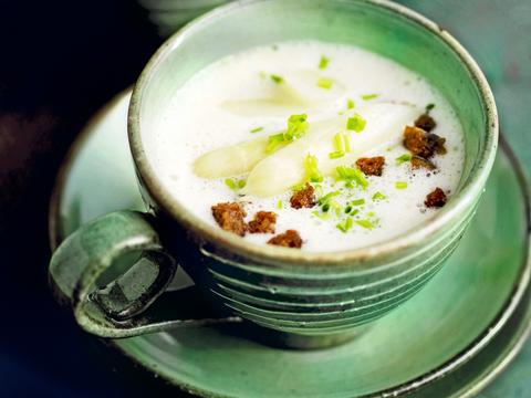 Klassieke aspergesoep met bieslook en croutons