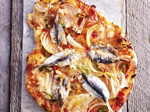 Pizza aux sardines, oignon et piment