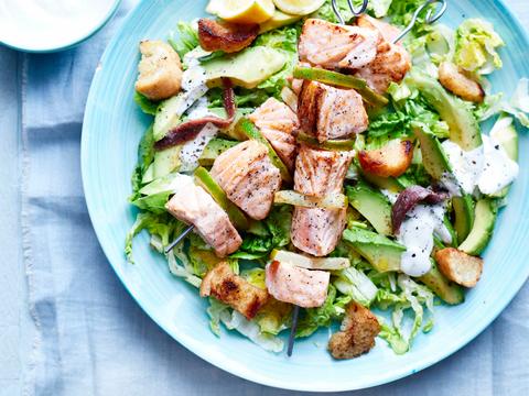 caesar salad met zalmspiesjes
