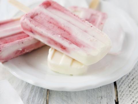Bâtonnets glacés de yaourt aux fraises