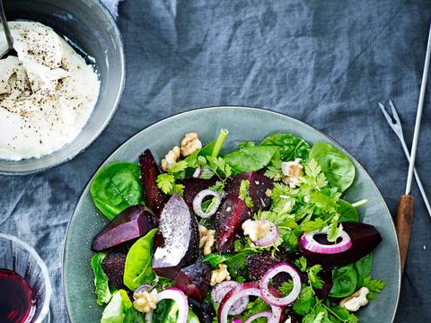 Kruidige salade met geroosterde bieten