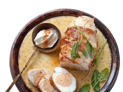 Gevulde kipfilet met spek en salie