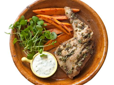 Kippenbillen met korianderzout en zoete aardappel