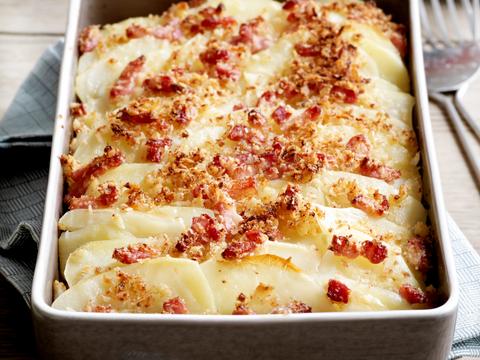 Kipgratin met spekjescrumble