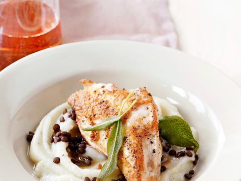 Kip met bloemkoolpuree en salieboter