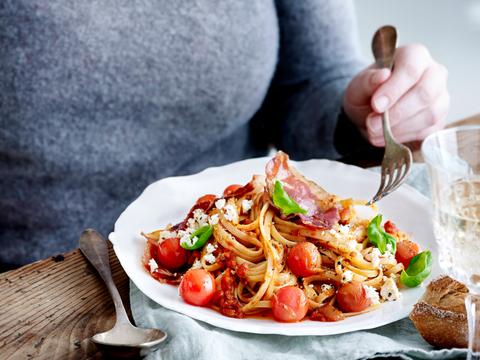 Linguine met gepofte kerstomaten en krokante ham