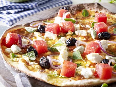 Griekse pizza met watermeloen en feta