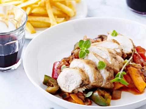 Kip met provençaalse saus en frieten