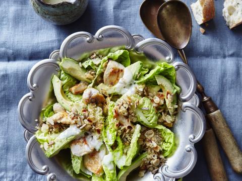 Caesar salad met quinoacrumble en avocado