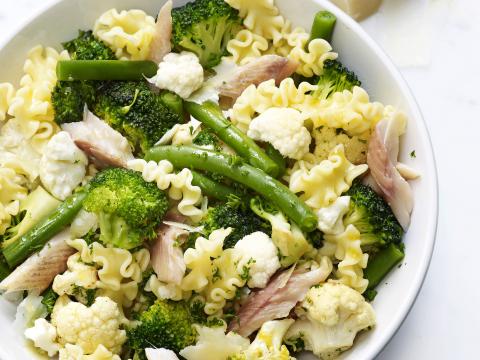 Glutenvrije pasta met broccoli, boontjes en gerookte forel