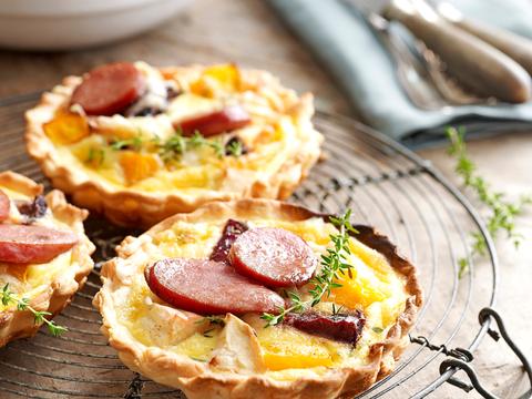 Miniquiche met geroosterde groenten en rookworst