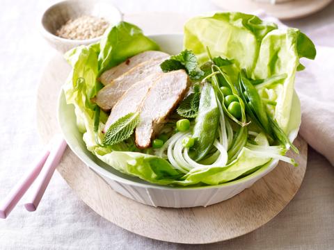 Noedelsalade met kip en erwten