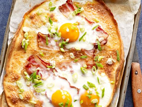 Ontbijtpizza met spek en ei