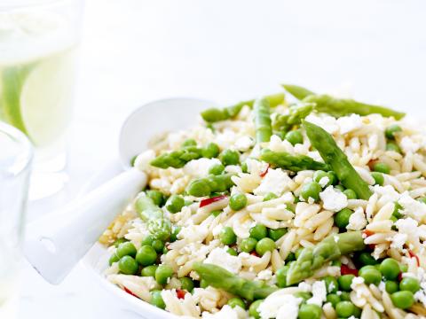 Orzo-salade met groene asperges, erwten en feta