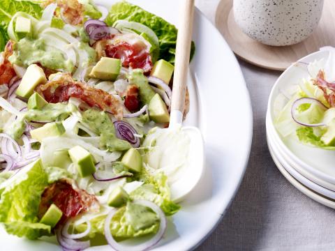 Salade met avocado, ontbijtspek en Romeinse sla