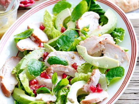 Salade van gerookte kip met granaatappel en avocado