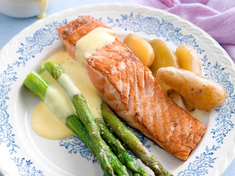 Zalmfilet met groene asperges en hollandaisesaus