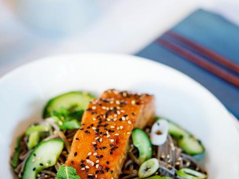 Vietnamese noedelsalade met zalm