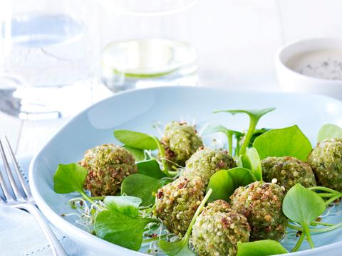 Quinoaballejtes met salade