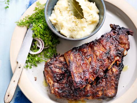 Ribbetjes met knolselderpuree