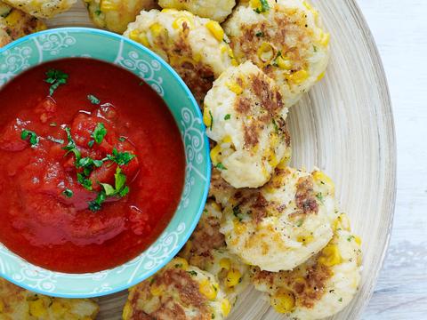 Rijstkoekjes met pikante dip
