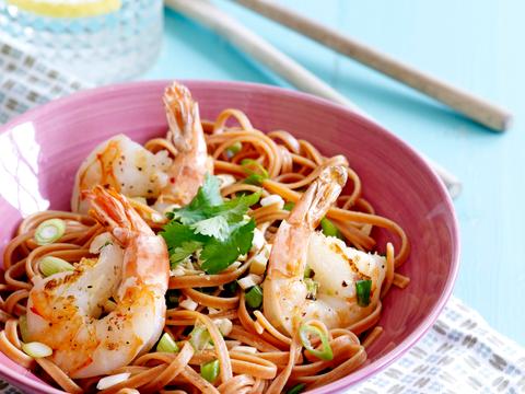 Rode pasta met gegrilde scampi