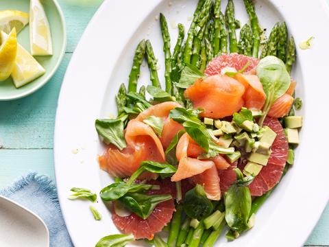 Salade met zalm, avocado en grapefruit