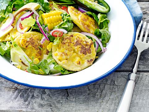 Salade met maïsblini's