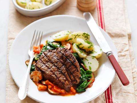 Steak met gemengde groenten en kruidenaardappelen