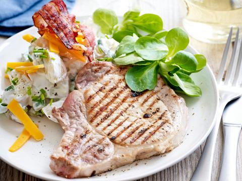 Varkenskotelet met aardappelsalade en spekjes