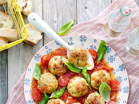 Visballetjes in tomatensaus