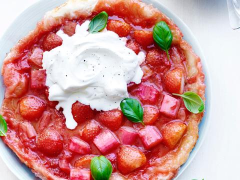 Tarte tatin van aardbei en rabarber