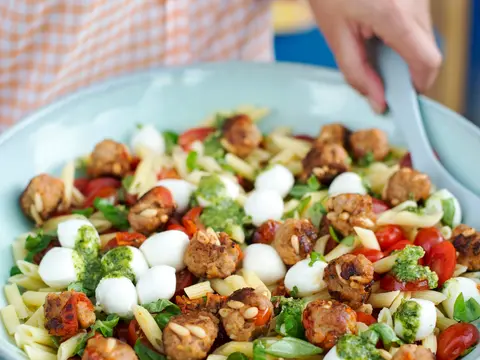 Pastasalade met gehaktballetjes en mozzarella