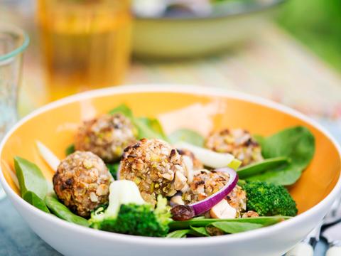 Salade met kippengehaktballetjes