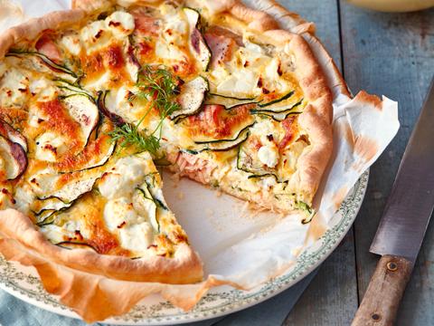 Quiche met zalm, courgette en geitenkaas