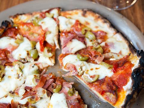 Pittige spaanse pizza